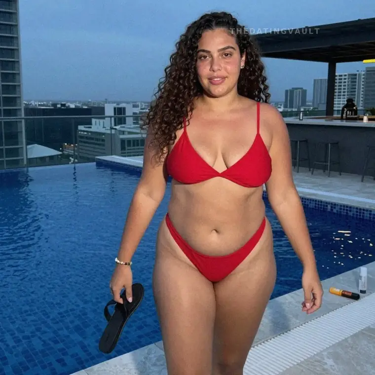 Leah (25) - Buenaventura Lakes